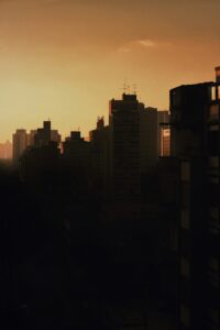 Skyline de São Paulo na golden hour, fim de tarde sobre a cidade