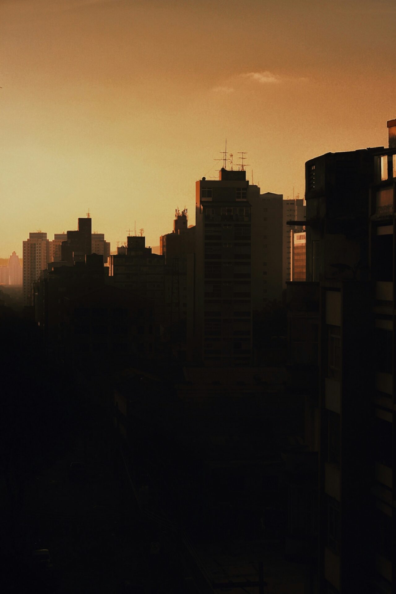 Skyline de São Paulo na golden hour, fim de tarde sobre a cidade
