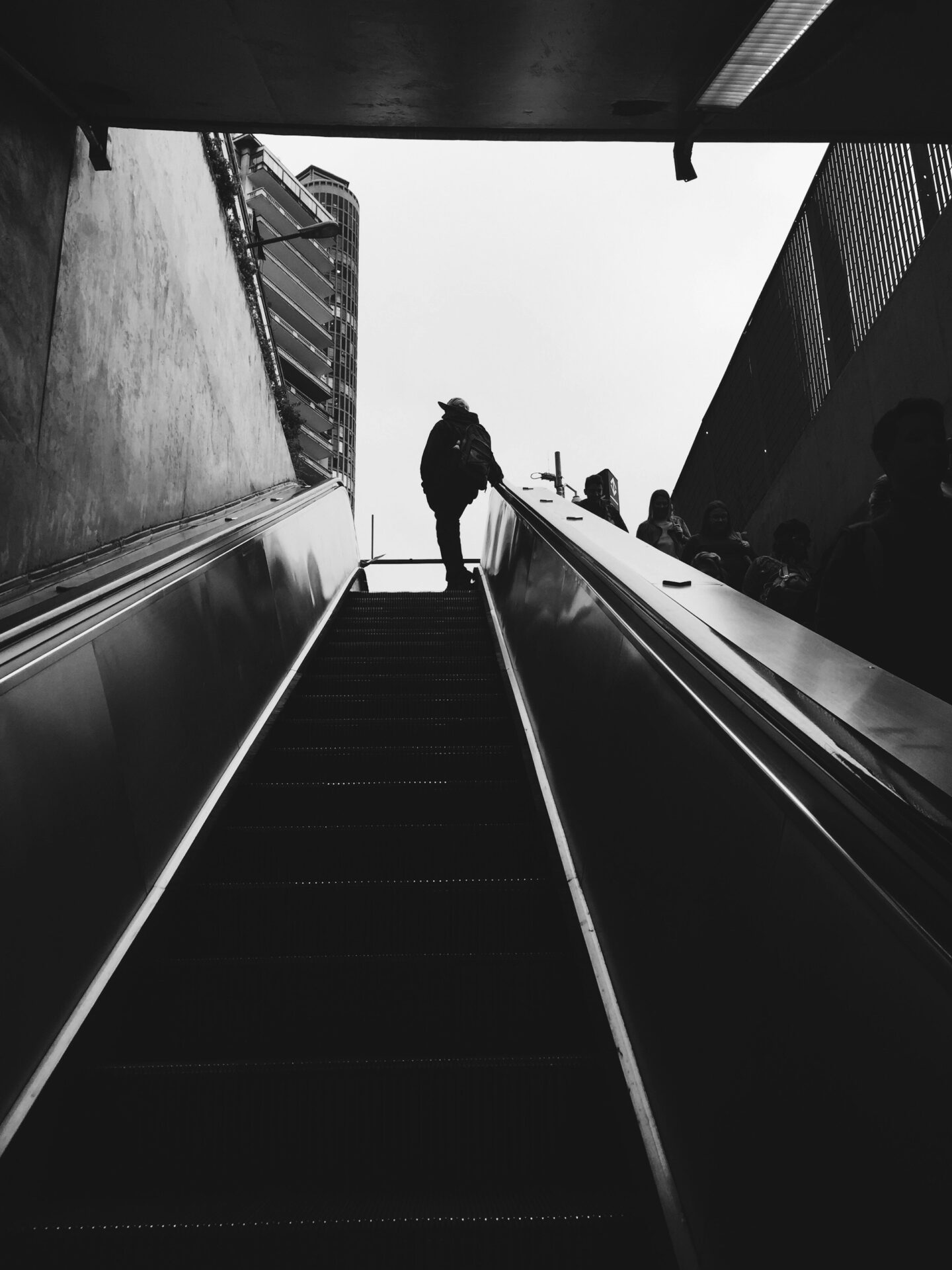 Saída de estação de metrô no centro de São Paulo, mobilidade urbana